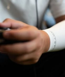 Aanbiedingen 💯 Artefit Compressie Arm Sleeves – Unisex – 4x Langer Compressie - S - White 🤩 -Nijdam Shop 550x687 13